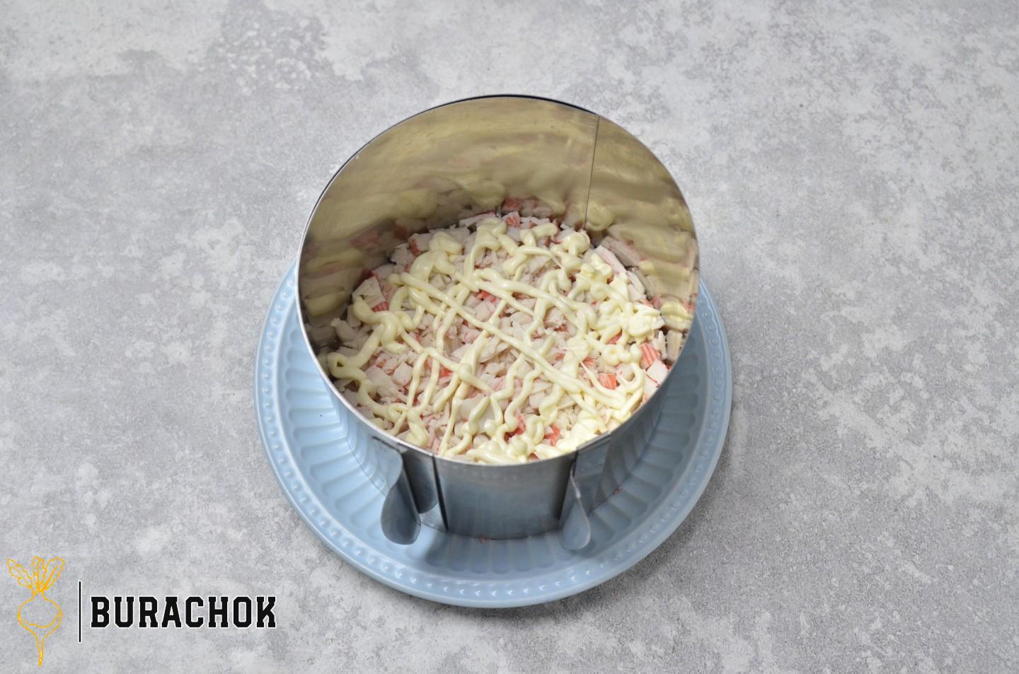 Слоєний салат з крабовими паличками
