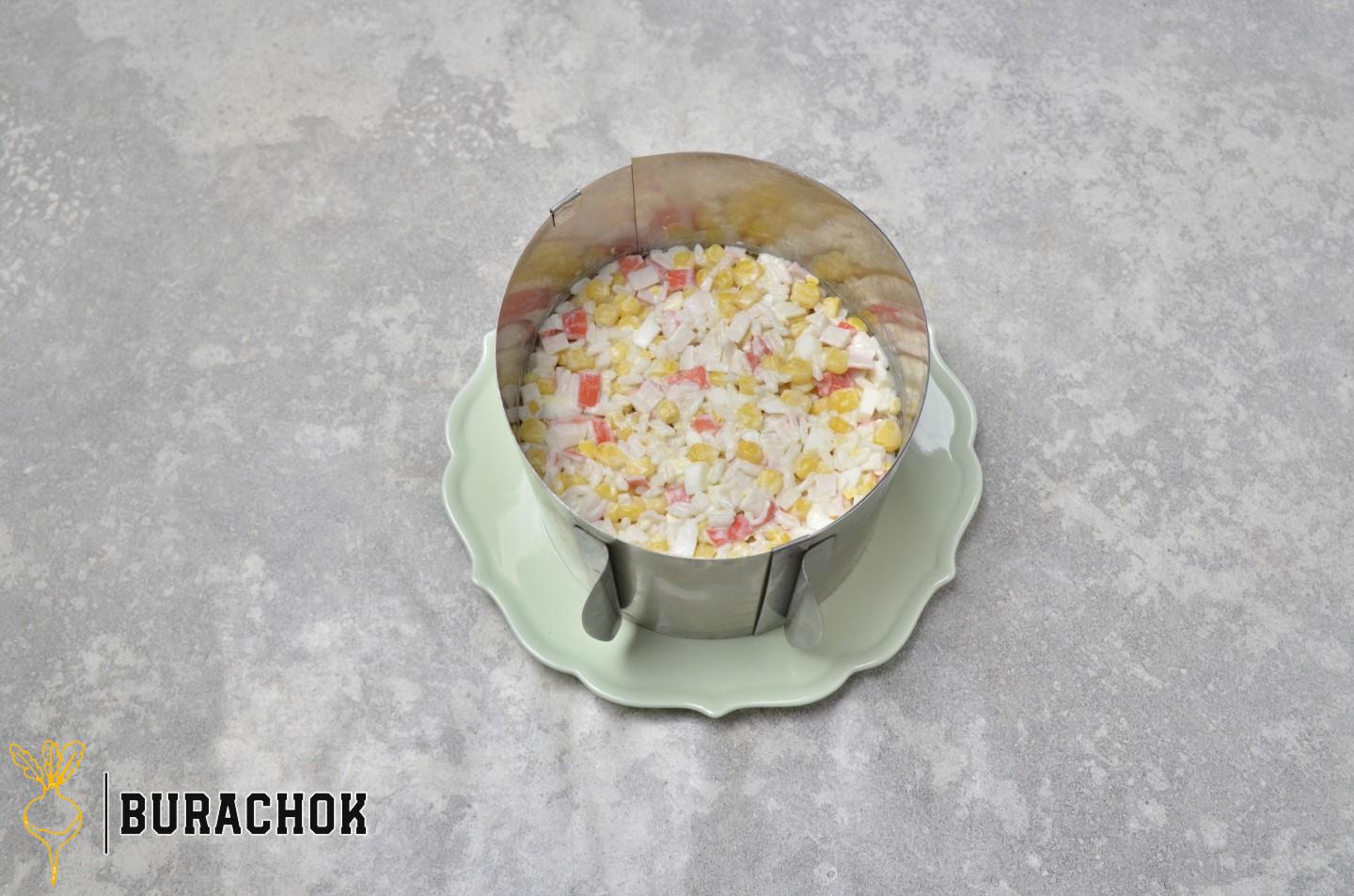 Салат з крабовими паличками, рисом та яйцем