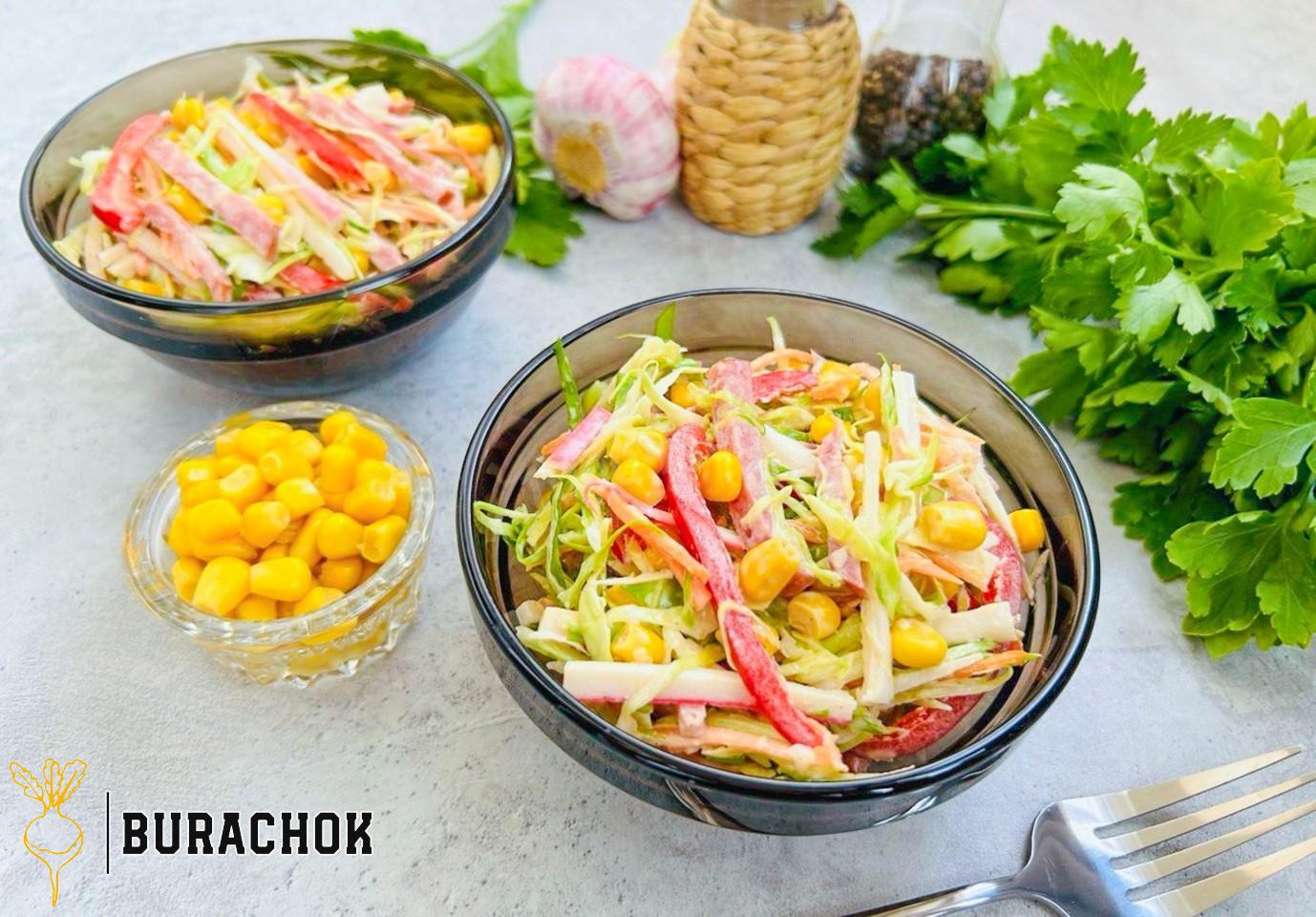 Салат з крабових паличок і ковбасою