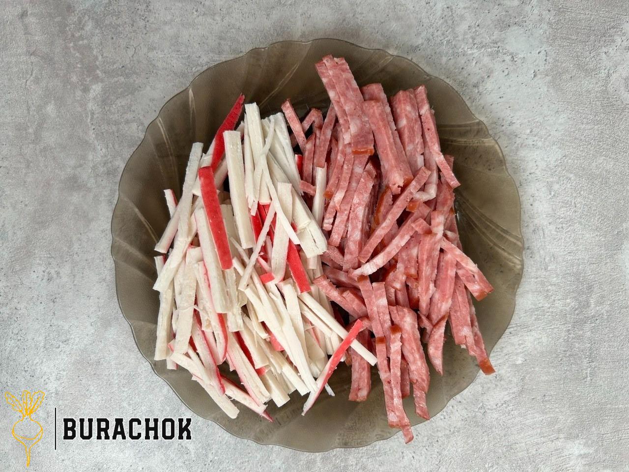 Салат з крабових паличок і ковбасою