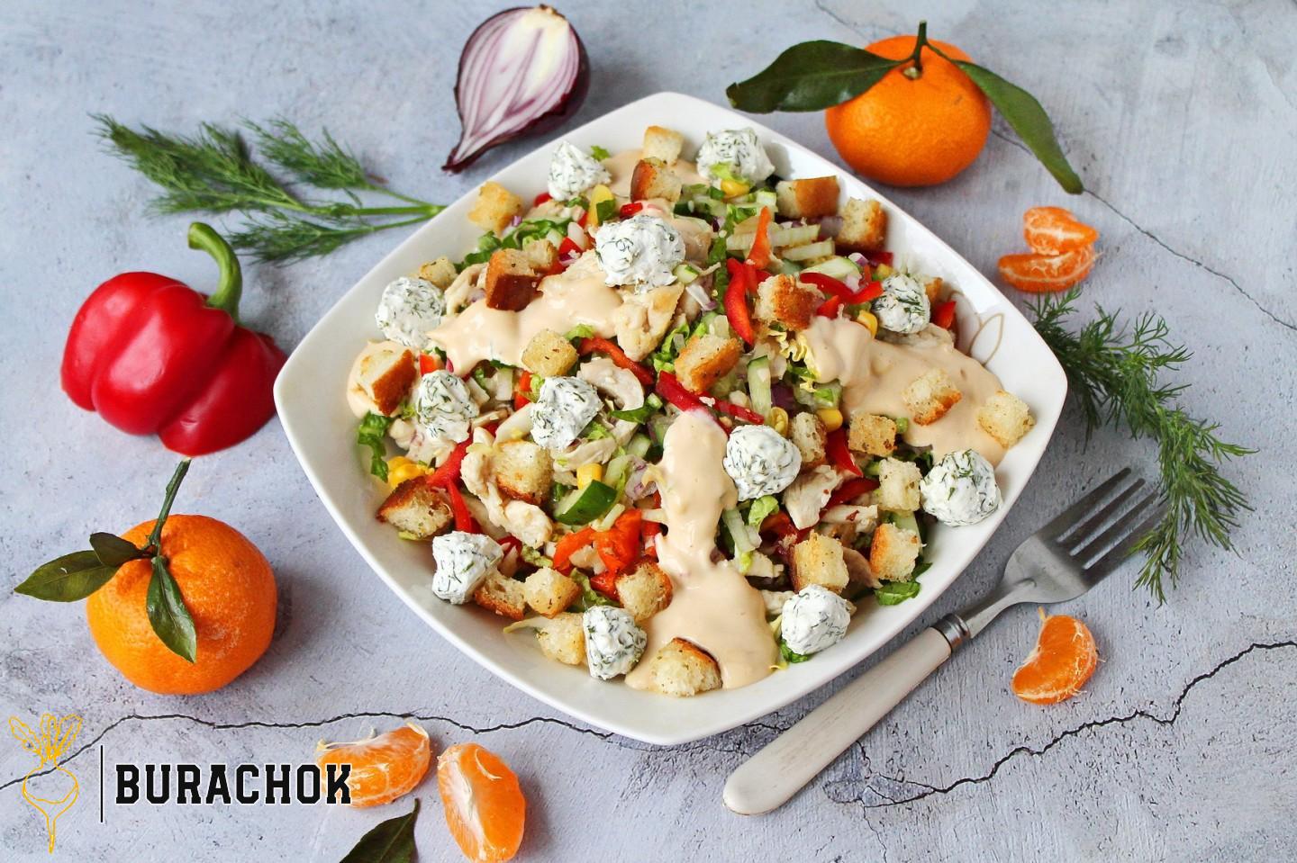 Салат з куркою, кукурудзою, сухариками та сирними кульками