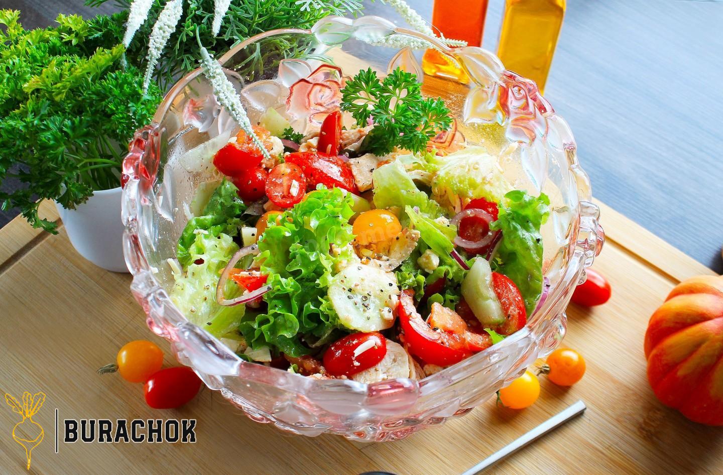 Салат з куркою, огірками та помідорами.