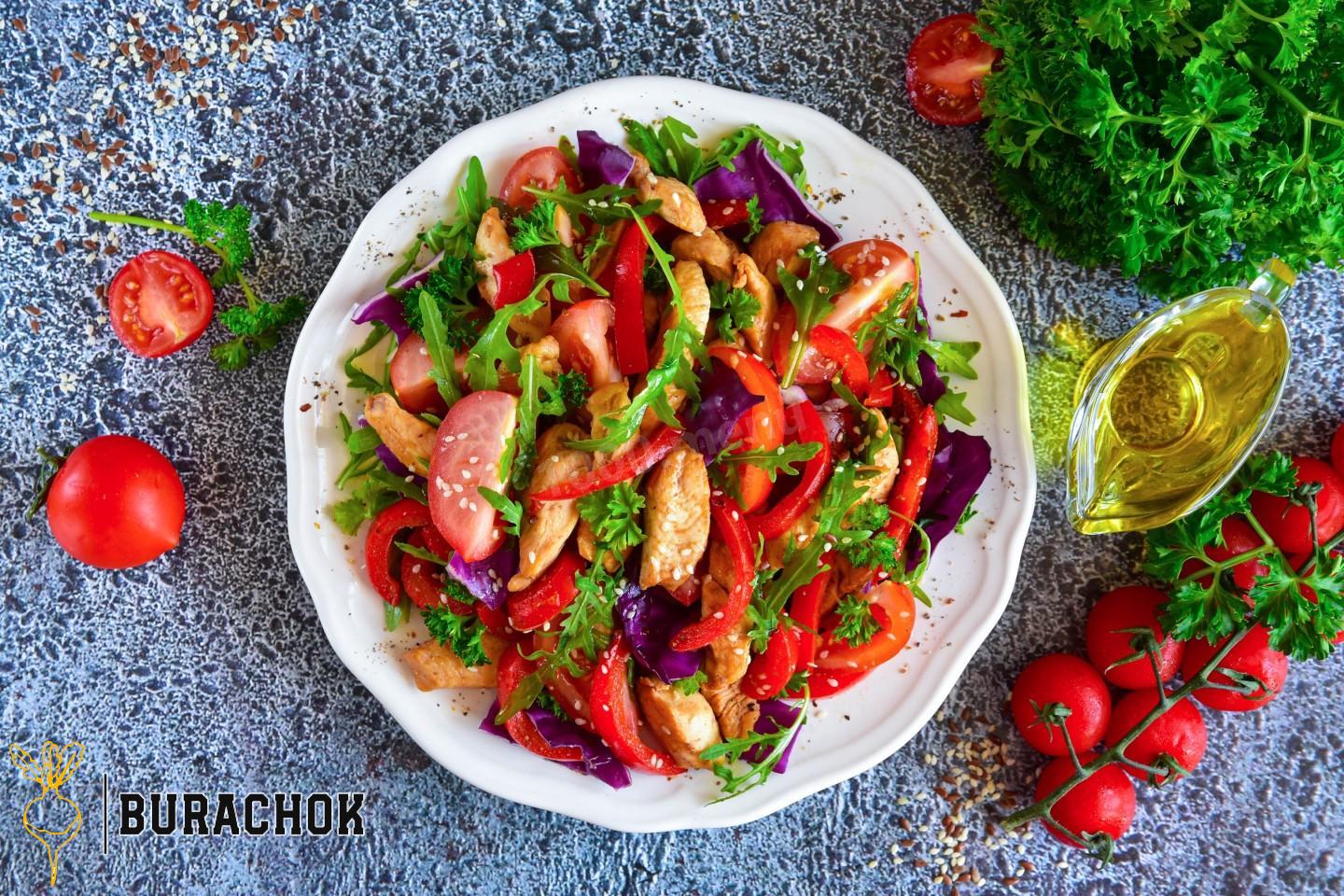 Теплий салат з куркою, перцем та помідорами