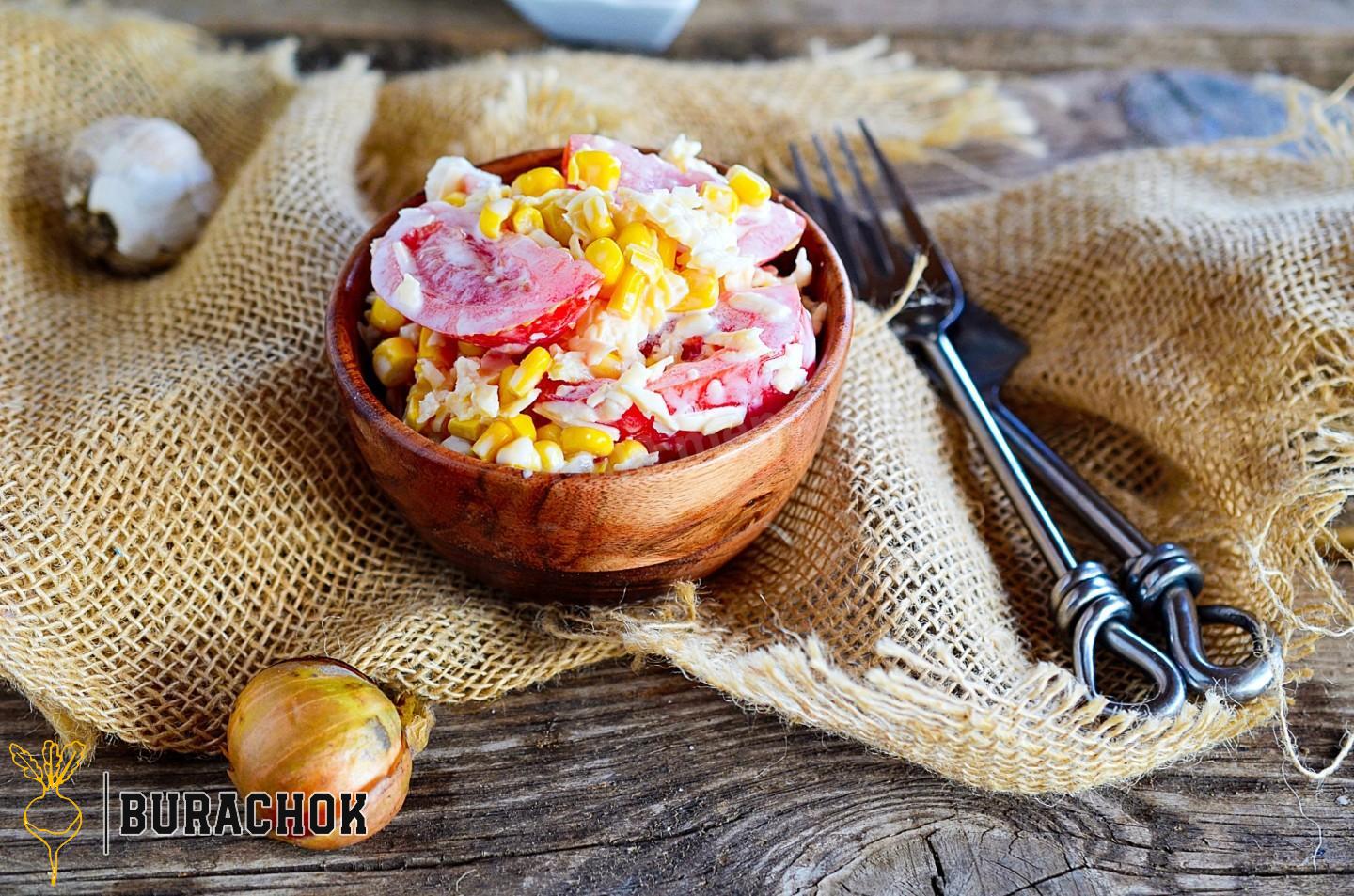 Салат з помідорів, кукурудзи та сиру.