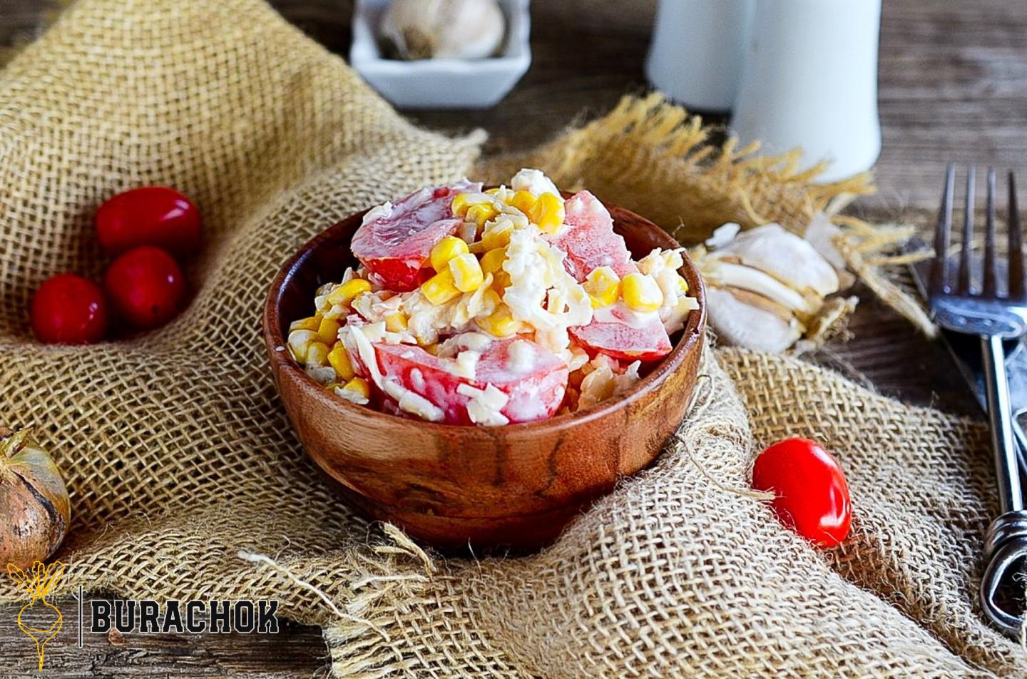 Салат з помідорів, кукурудзи та сиру.