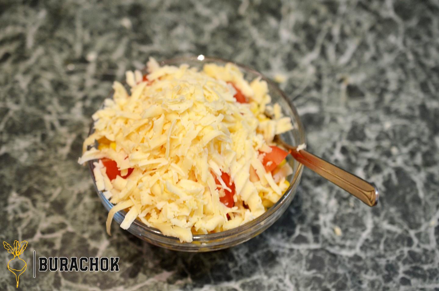 Салат з помідорів, кукурудзи та сиру.