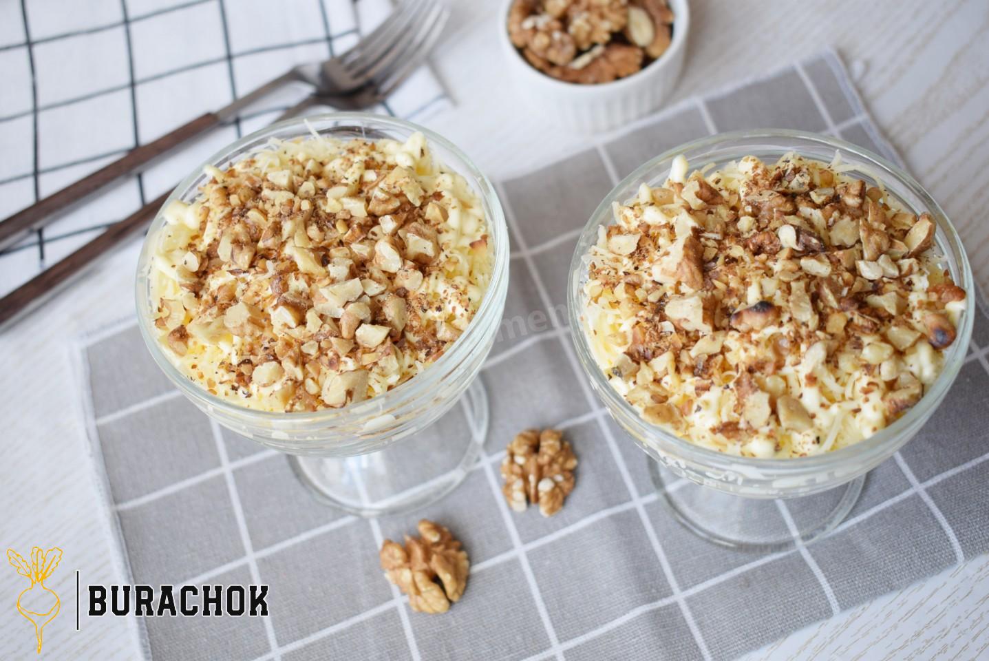 Порційний салат з філе курки, яйцем та сиром у креманках