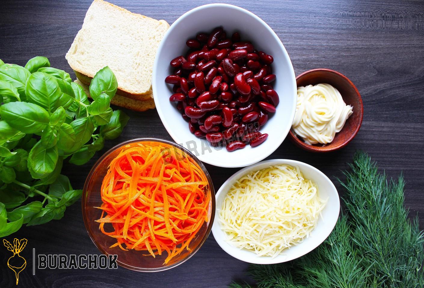 Салат з квасолею, корейською морквою та сухариками