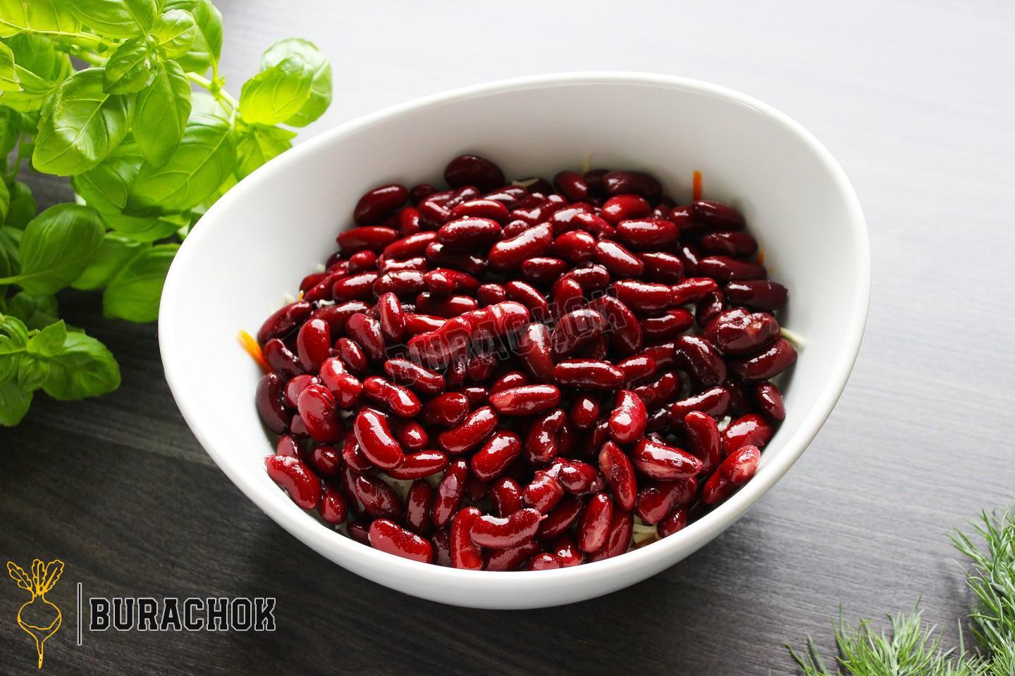 Салат з квасолею, корейською морквою та сухариками