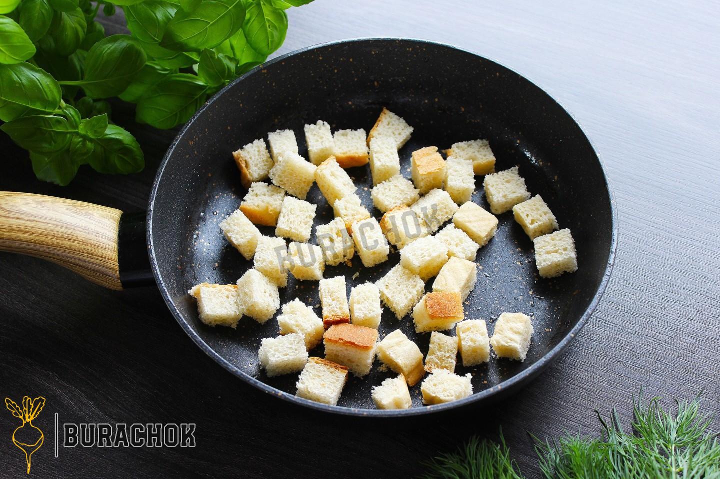 Салат з квасолею, корейською морквою та сухариками