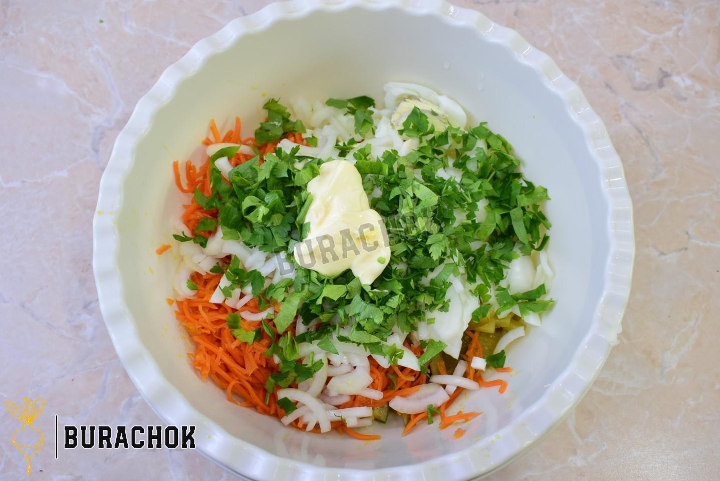 Салат з печінкою та корейською морквою