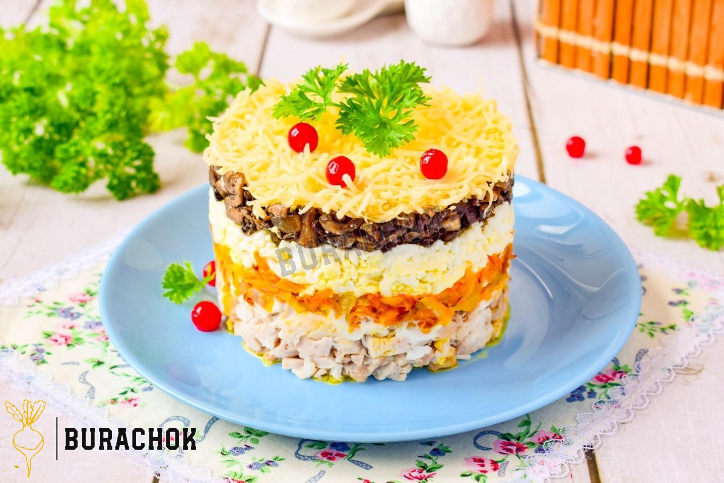 Салат з куркою, грибами, морквою та яйцями.