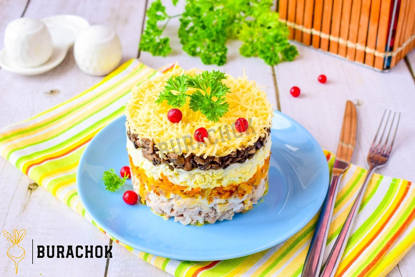Салат з куркою, грибами, морквою та яйцями.