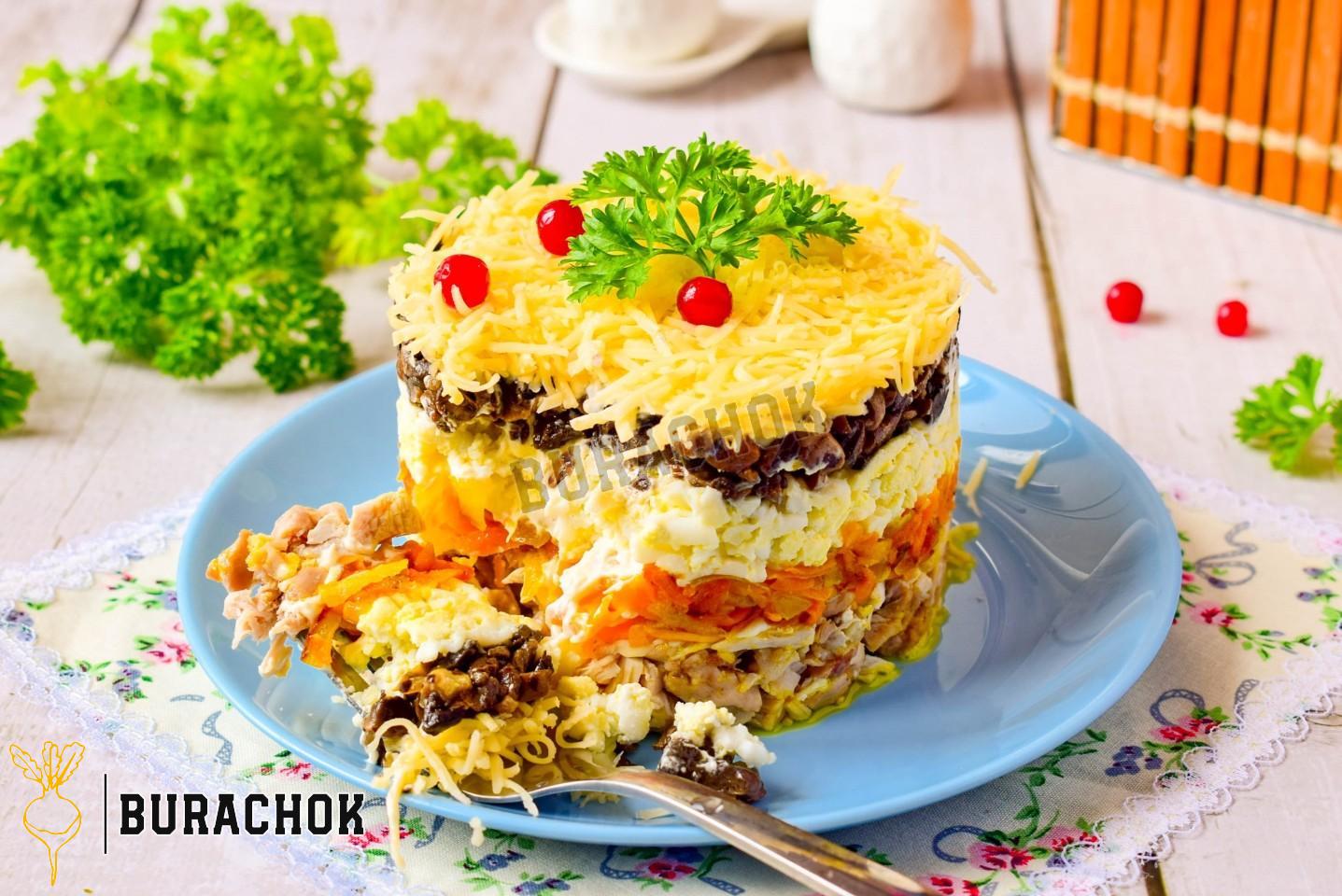 Салат з куркою, грибами, морквою та яйцями.