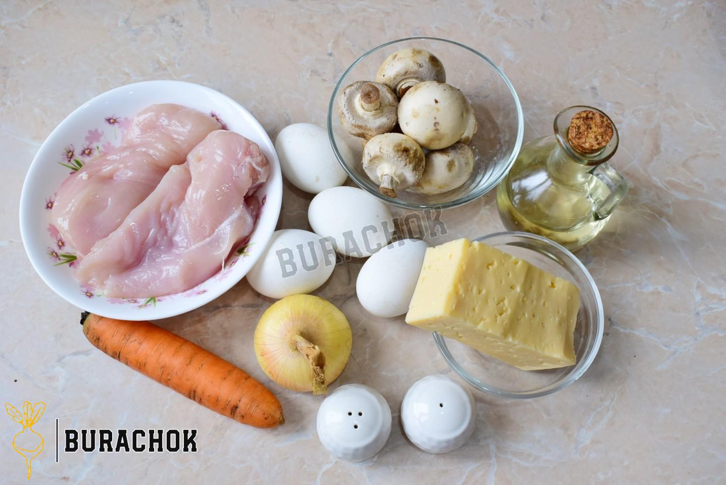 Салат з куркою, грибами, морквою та яйцями.