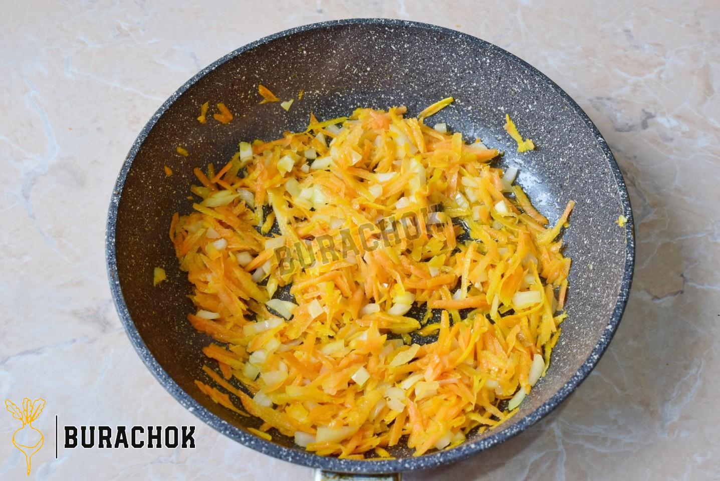 Салат з куркою, грибами, морквою та яйцями.