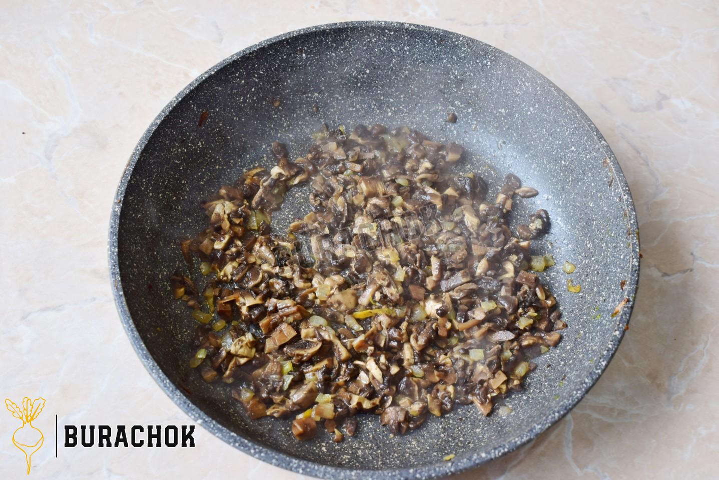 Салат з куркою, грибами, морквою та яйцями.