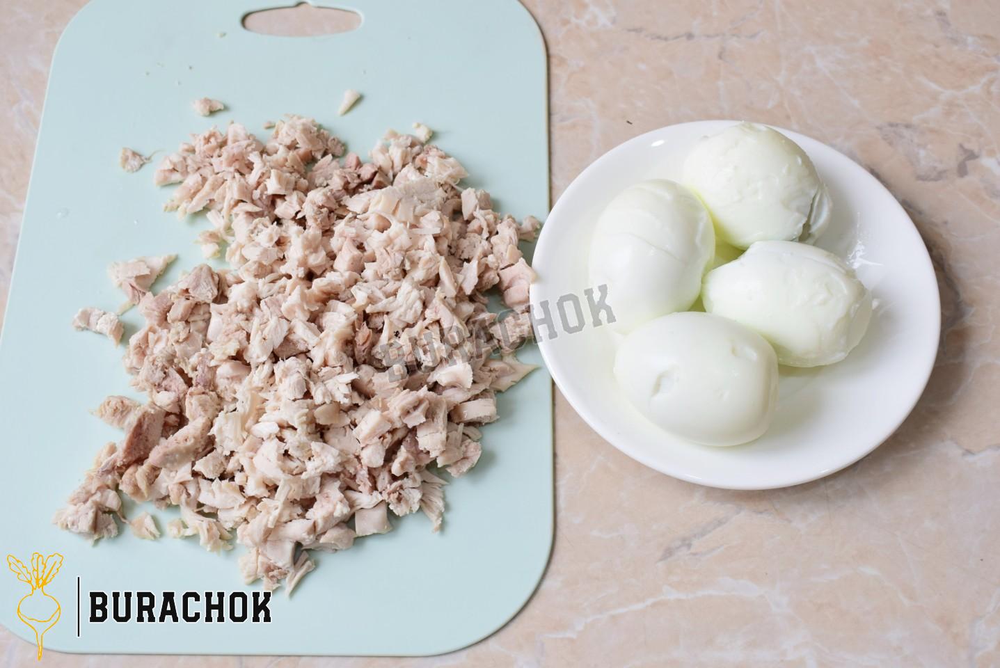 Салат з куркою, грибами, морквою та яйцями.