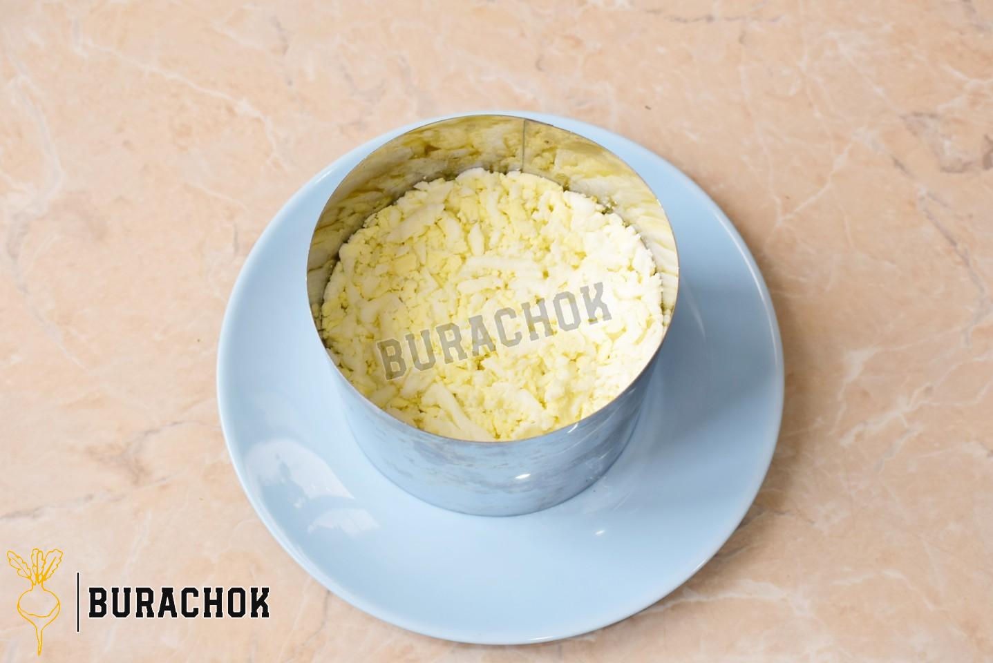 Салат з куркою, грибами, морквою та яйцями.