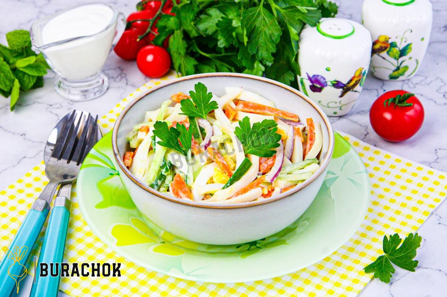 Салат з кальмарами, морквою та огірком