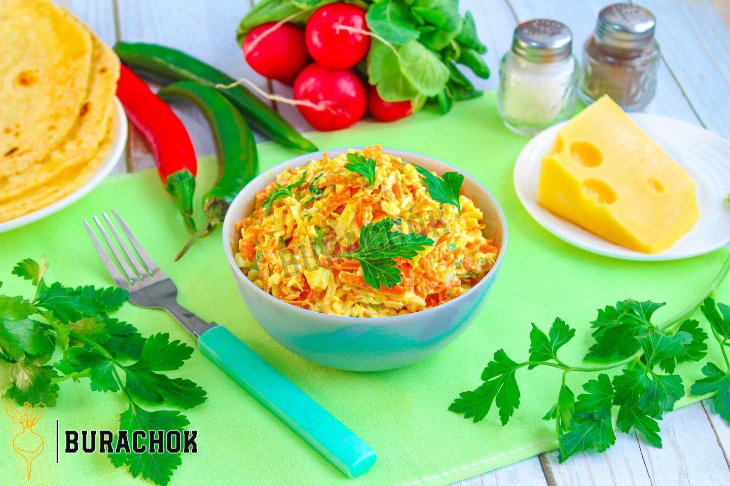 Салат з моркви з сиром, яйцем та часником