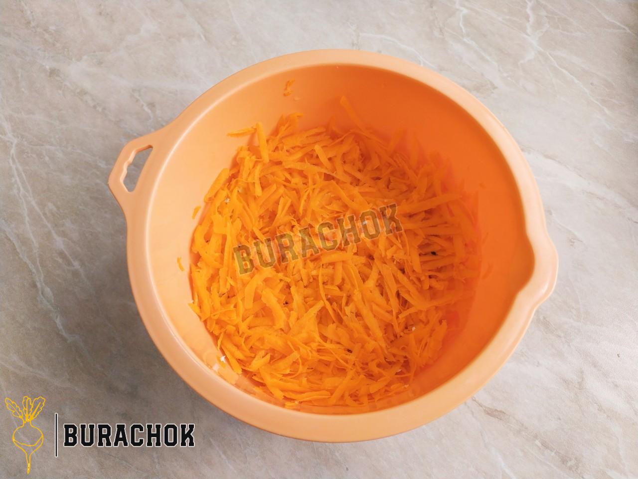 Салат з моркви з сиром, яйцем та часником