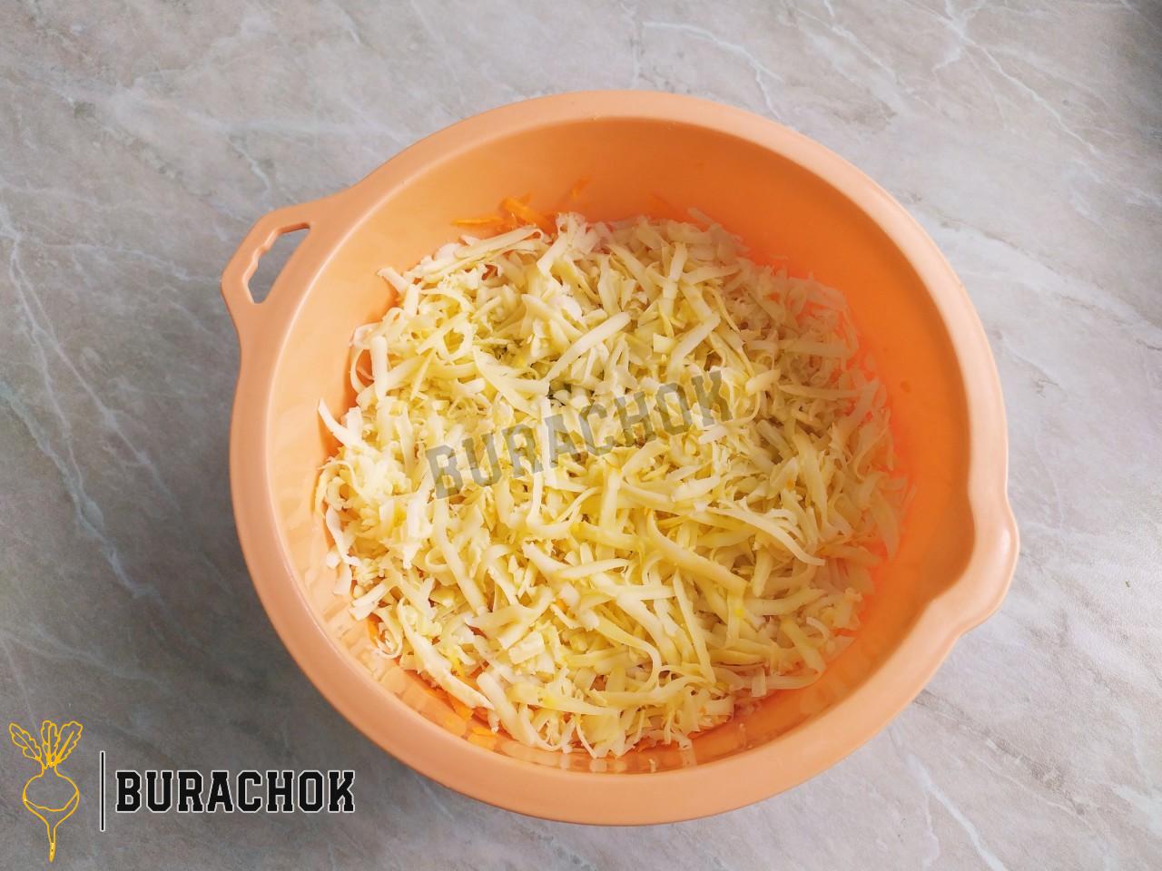 Салат з моркви з сиром, яйцем та часником