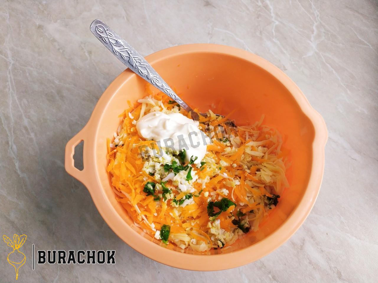 Салат з моркви з сиром, яйцем та часником