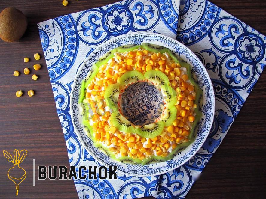 Салат з куркою, кукурудзою, морквою та яйцями шарами