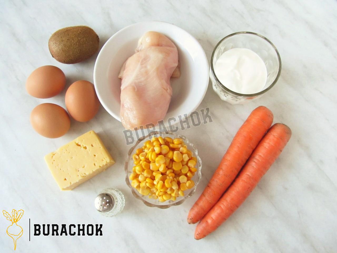 Салат з куркою, кукурудзою, морквою та яйцями шарами
