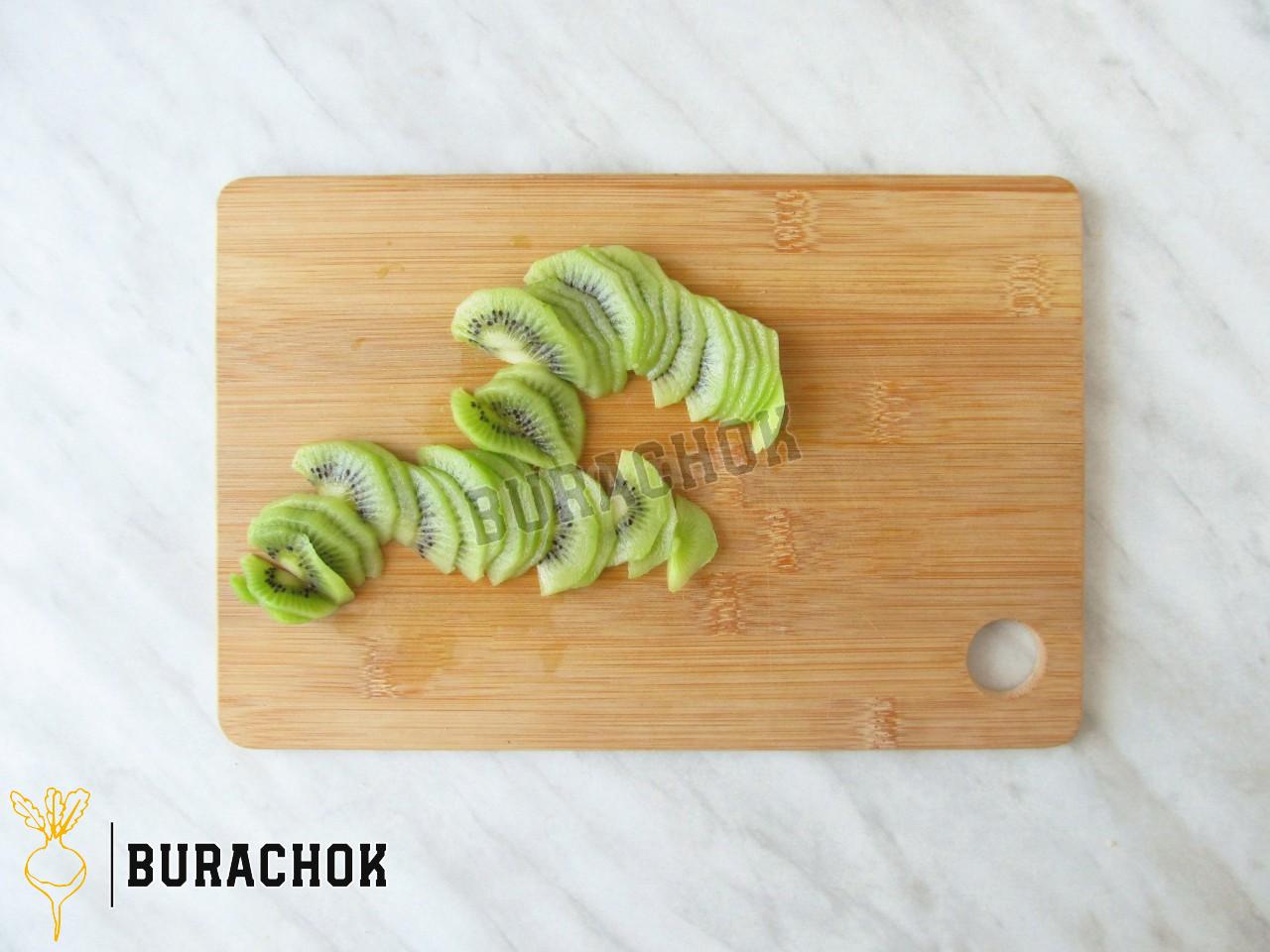 Салат з куркою, кукурудзою, морквою та яйцями шарами