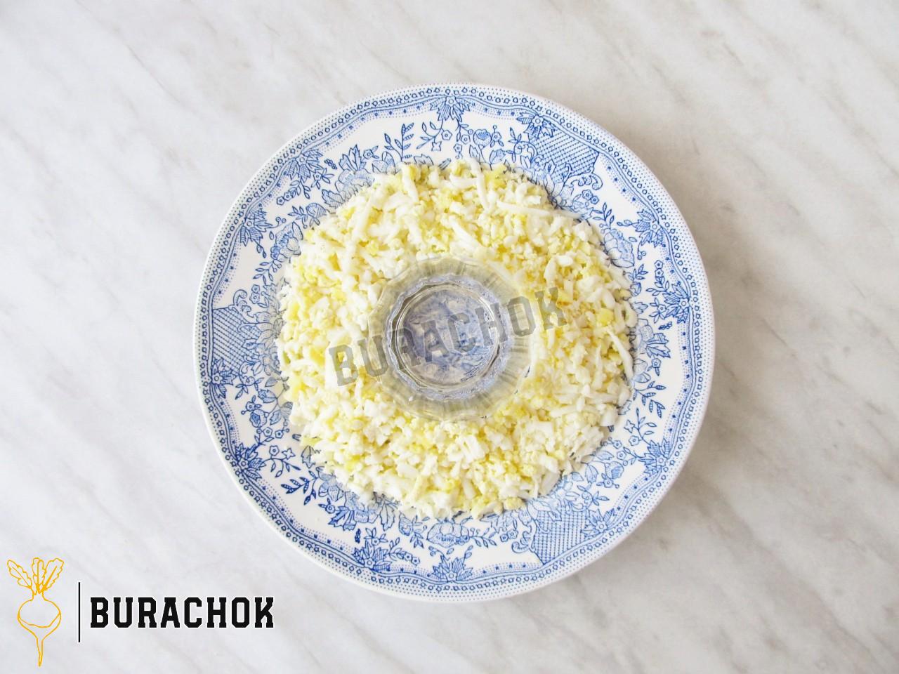 Салат з куркою, кукурудзою, морквою та яйцями шарами