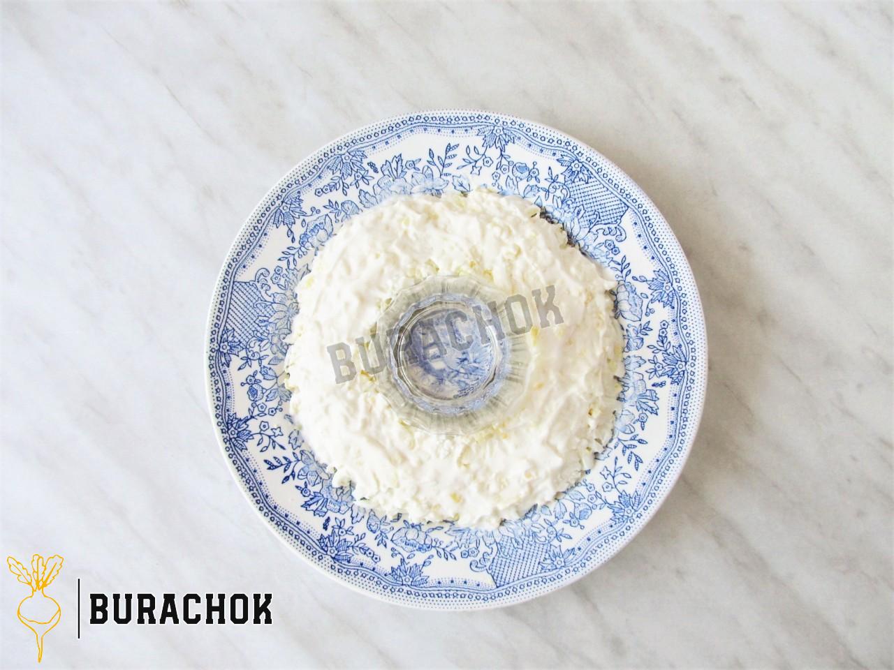 Салат з куркою, кукурудзою, морквою та яйцями шарами