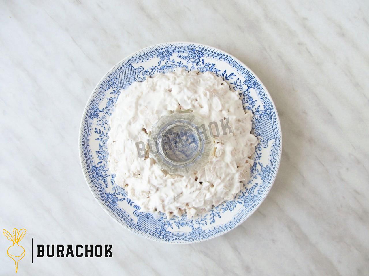 Салат з куркою, кукурудзою, морквою та яйцями шарами