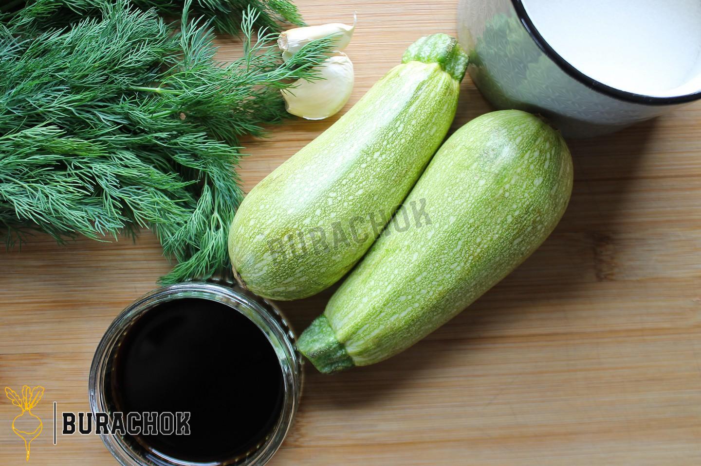 Кабачки з соєвим соусом та часником на сковороді