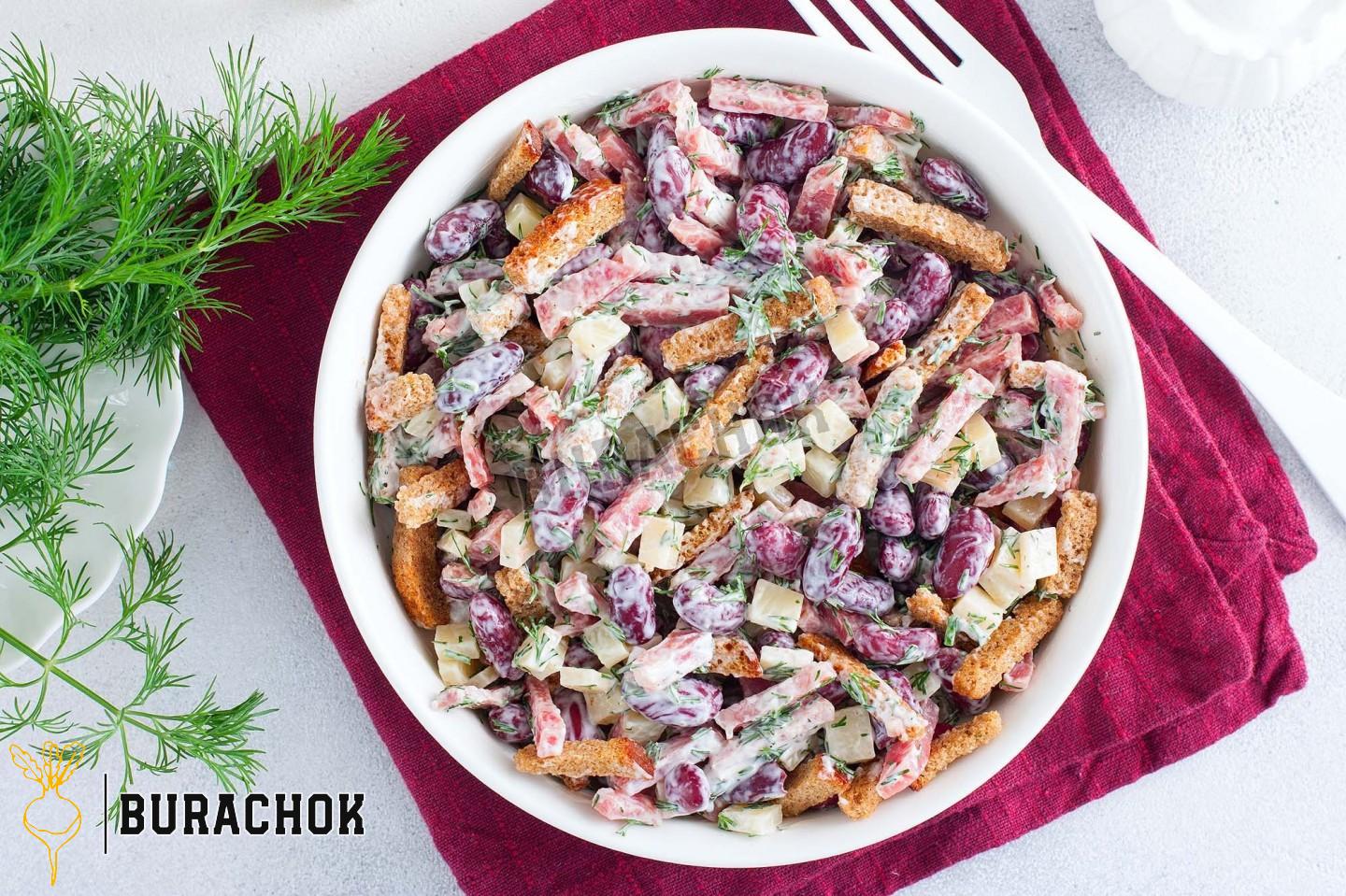 Салат з квасолею, грінками та ковбасою