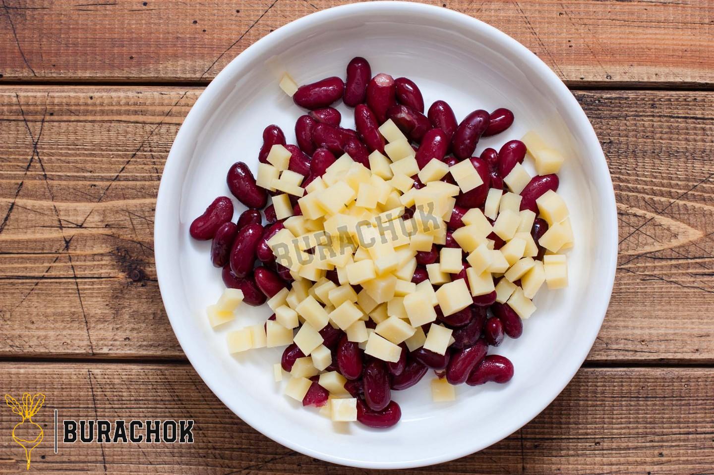 Салат з квасолею, грінками та ковбасою