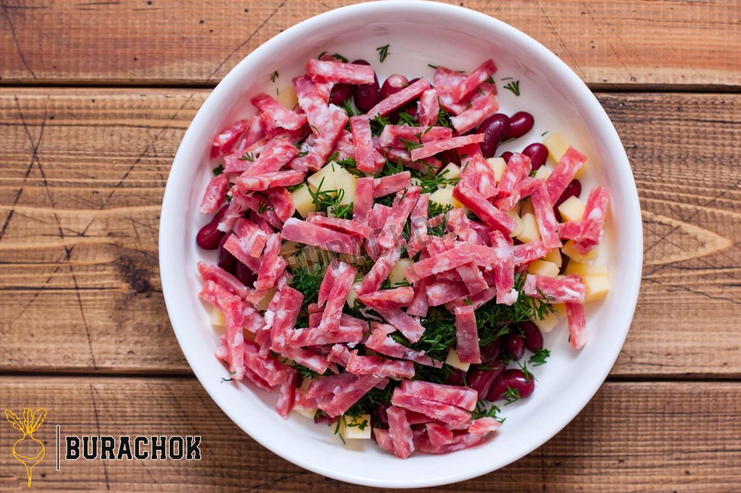 Салат з квасолею, грінками та ковбасою