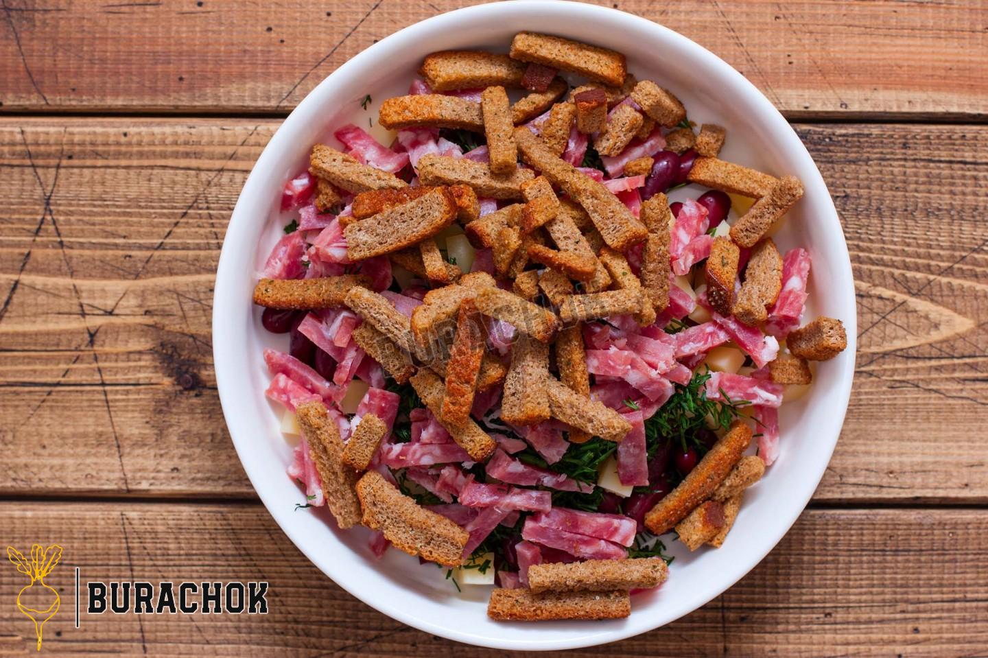 Салат з квасолею, грінками та ковбасою