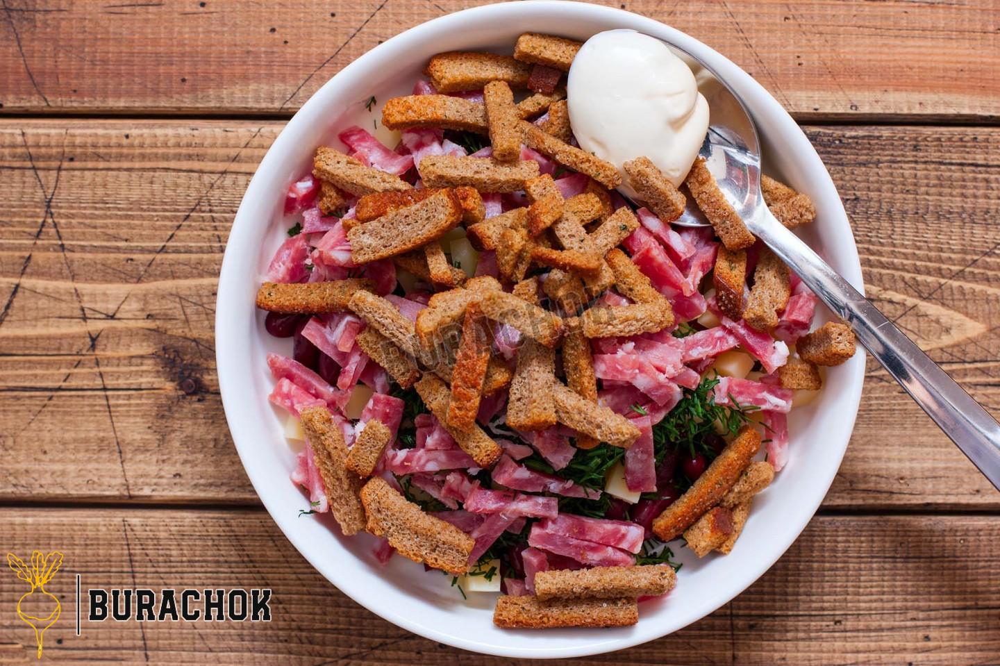 Салат з квасолею, грінками та ковбасою