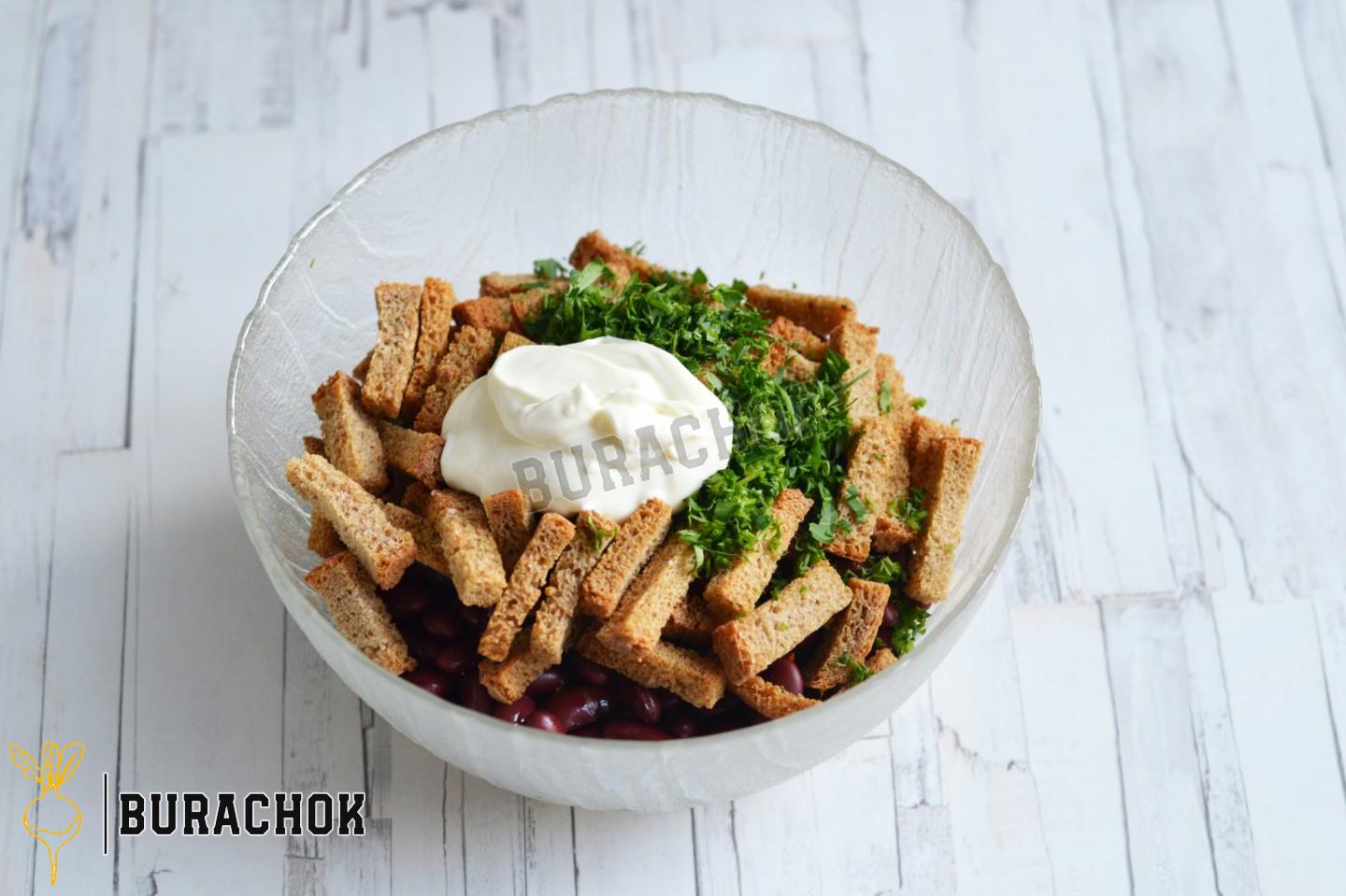 Салат з квасолі та кукурудзи з грінками