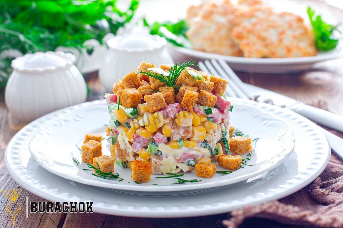 Салат з кукурудзою, ковбасою та сухариками