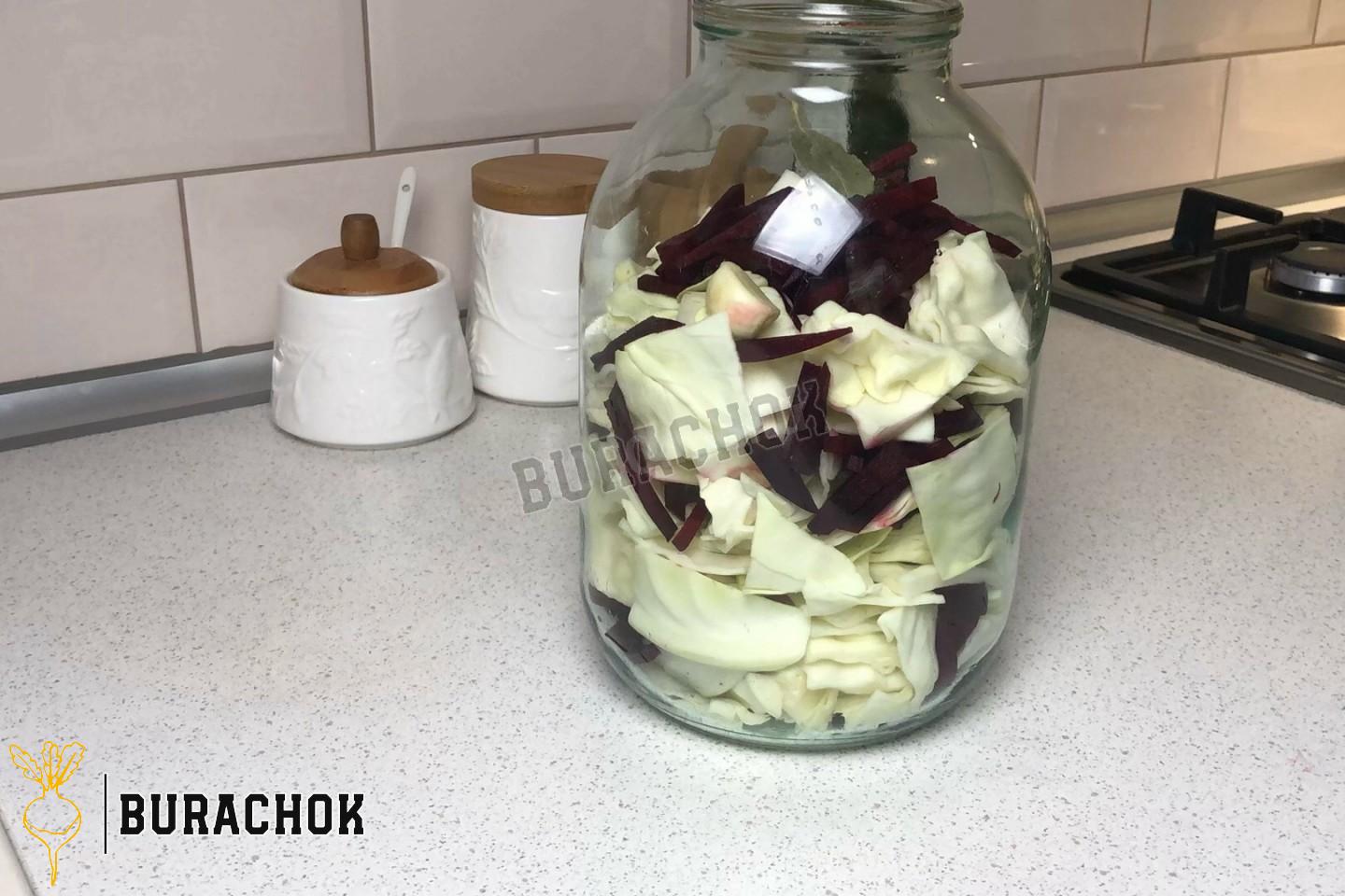 Капуста з буряком та часником швидкого приготування