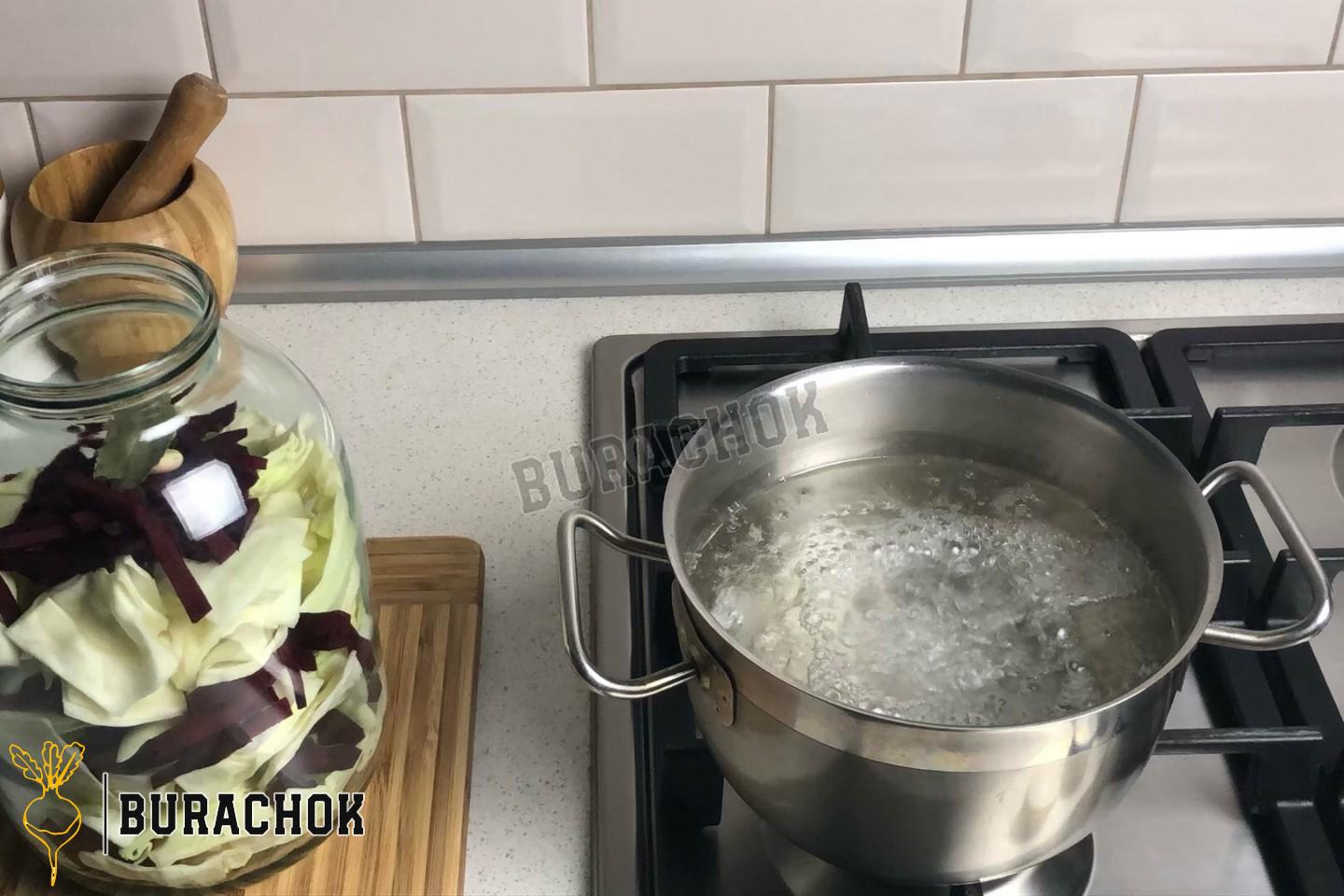Капуста з буряком та часником швидкого приготування