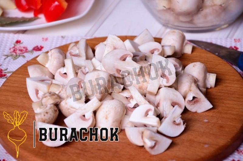 Мариновані шампіньйони з овочами
