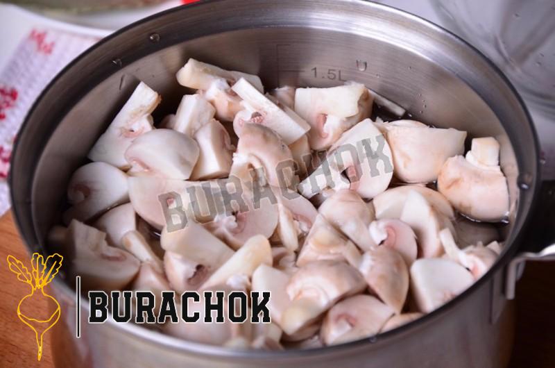 Мариновані шампіньйони з овочами