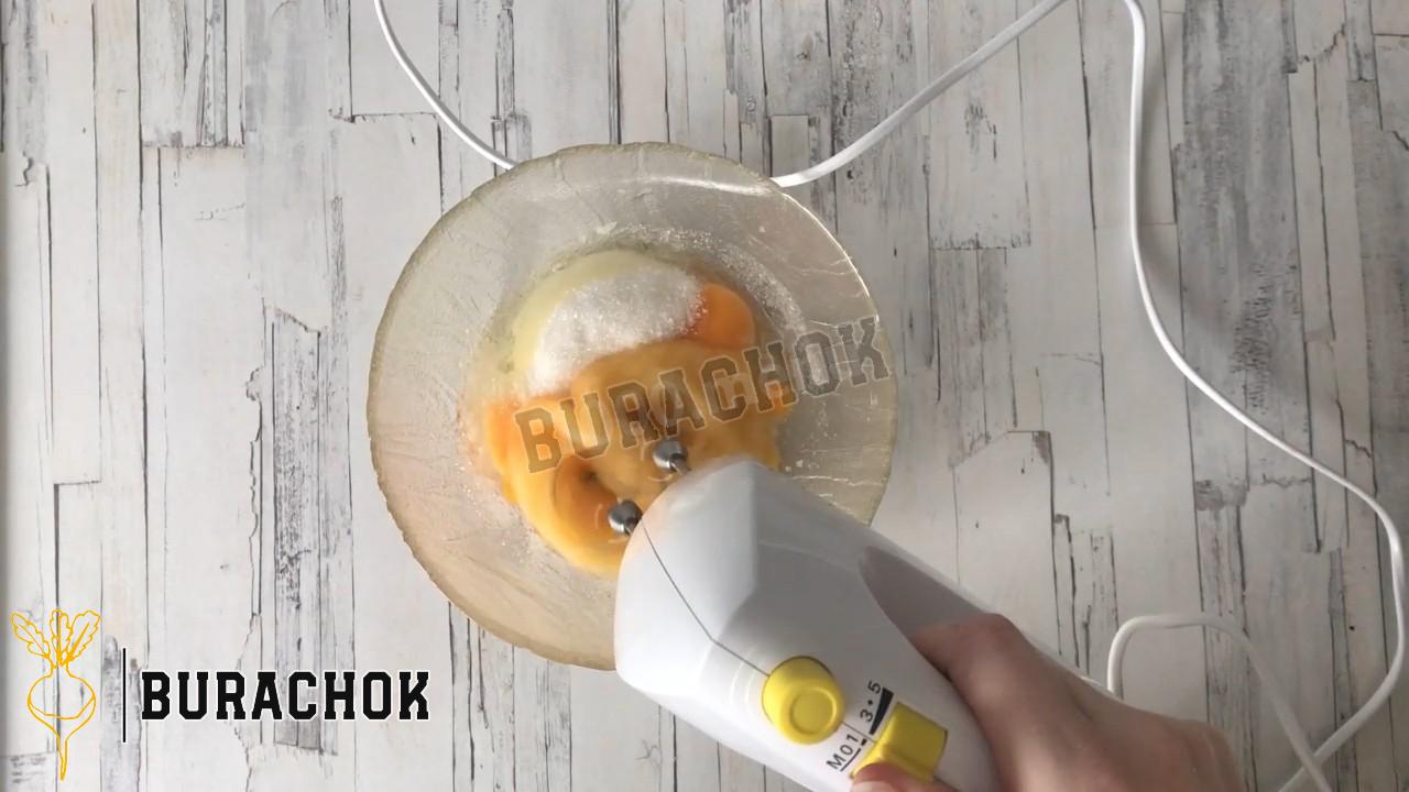 Класична шарлотка з яблуками в духовці пухка