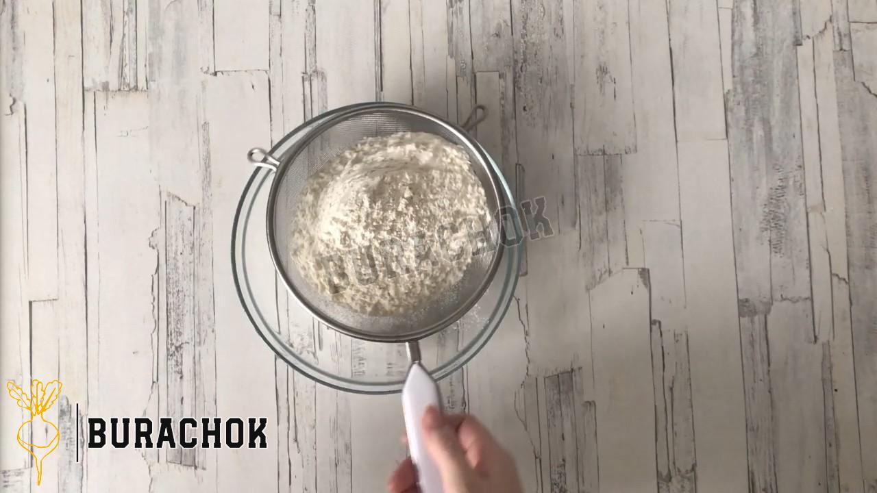 Класична шарлотка з яблуками в духовці пухка