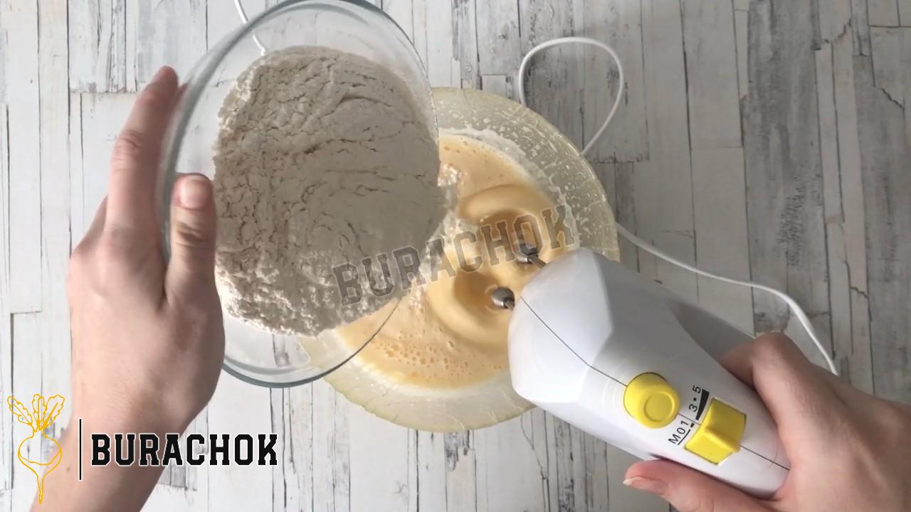 Класична шарлотка з яблуками в духовці пухка