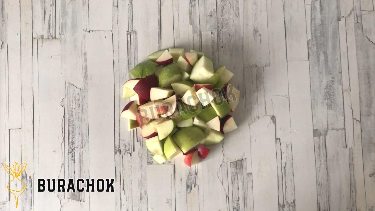 Класична шарлотка з яблуками в духовці пухка